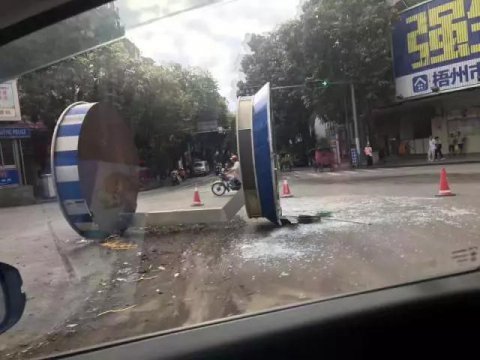 交通崗?fù)ぁ皺M躺”馬路上，究竟怎么回事？
