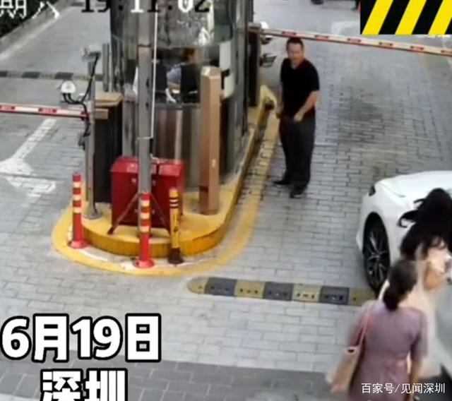 又是油門當(dāng)剎車，深圳女司機剛啟動就撞翻崗?fù)ぃ０矄T骨折受傷