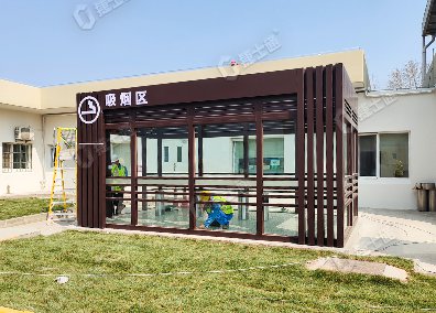 捷士通設(shè)計和生產(chǎn)的吸煙亭適用于工廠內(nèi)部，為員工提供一個方便的吸煙場所
